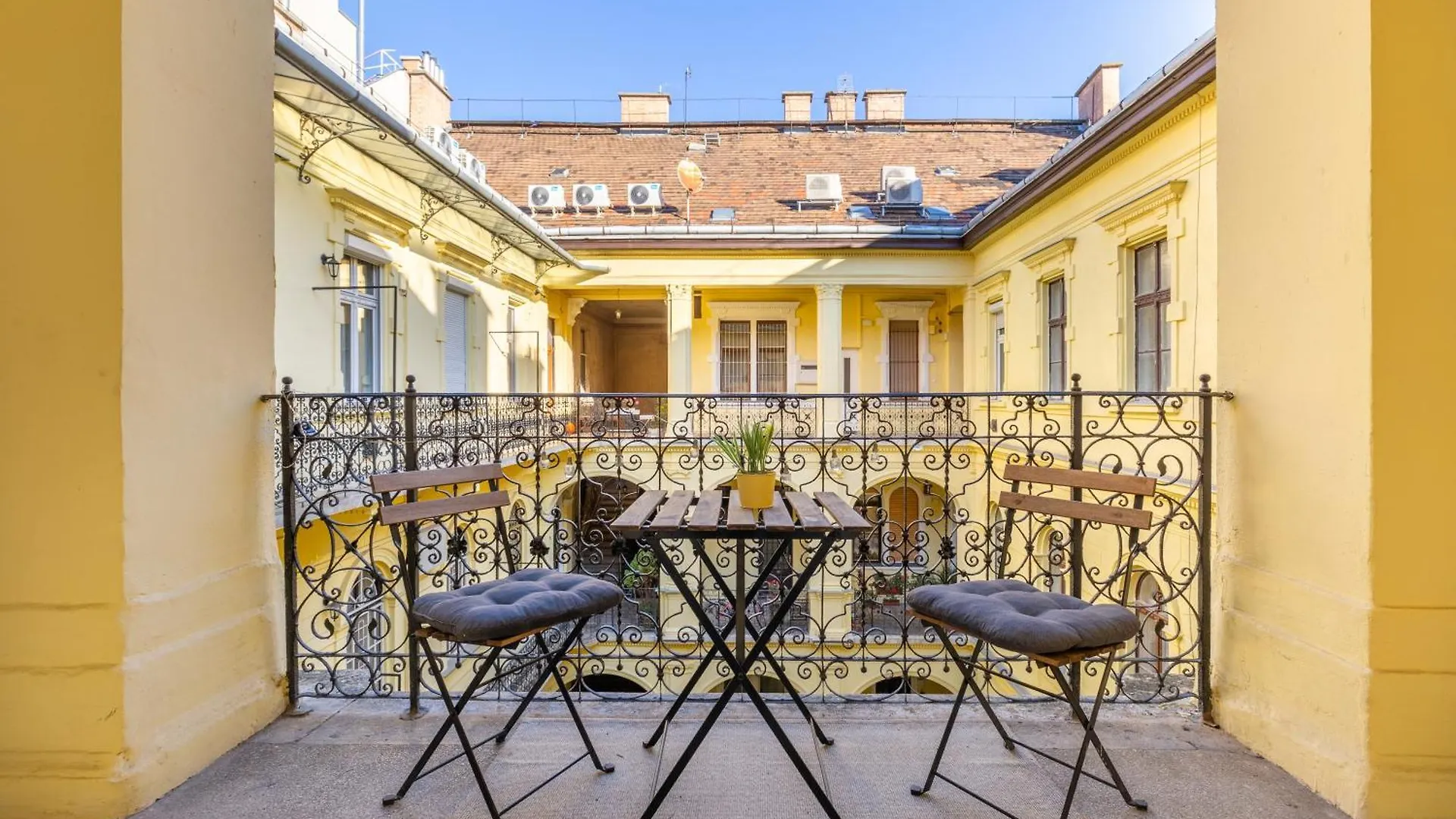 V60 Voeroesmarty Apartment Budapest