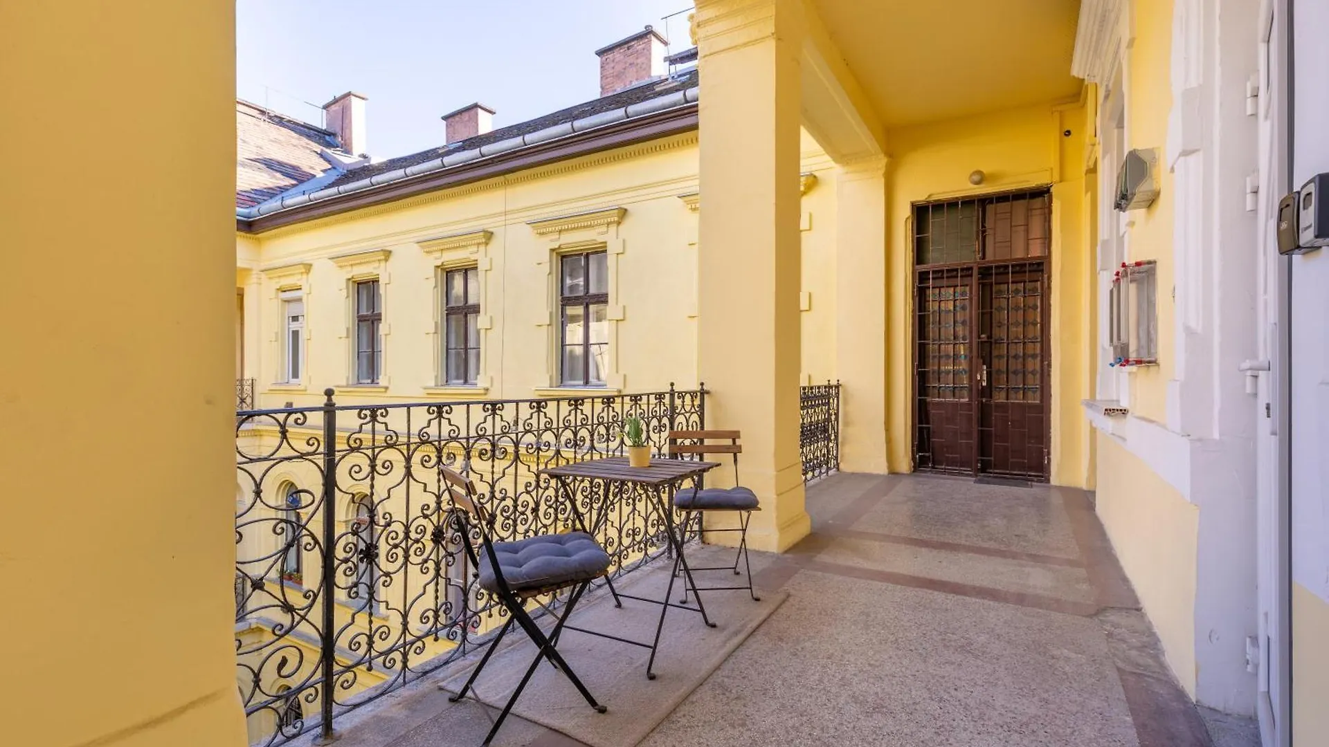 V60 Voeroesmarty Apartment Budapest Hungary